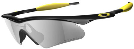 Livestrong M-Frame Hybrid S Jet Black/Black Iridium Zonnebril - Bestel nu deze zonnebril en steun daarbij een goed doel! Voor elk verkochte bril zal 20 dollar gaan naar de Lance Armstrong Foundation. Tevens zal FuturumShop 20 euro overmaken naar de stichting Kinderen Kanker Vrij (KiKa)