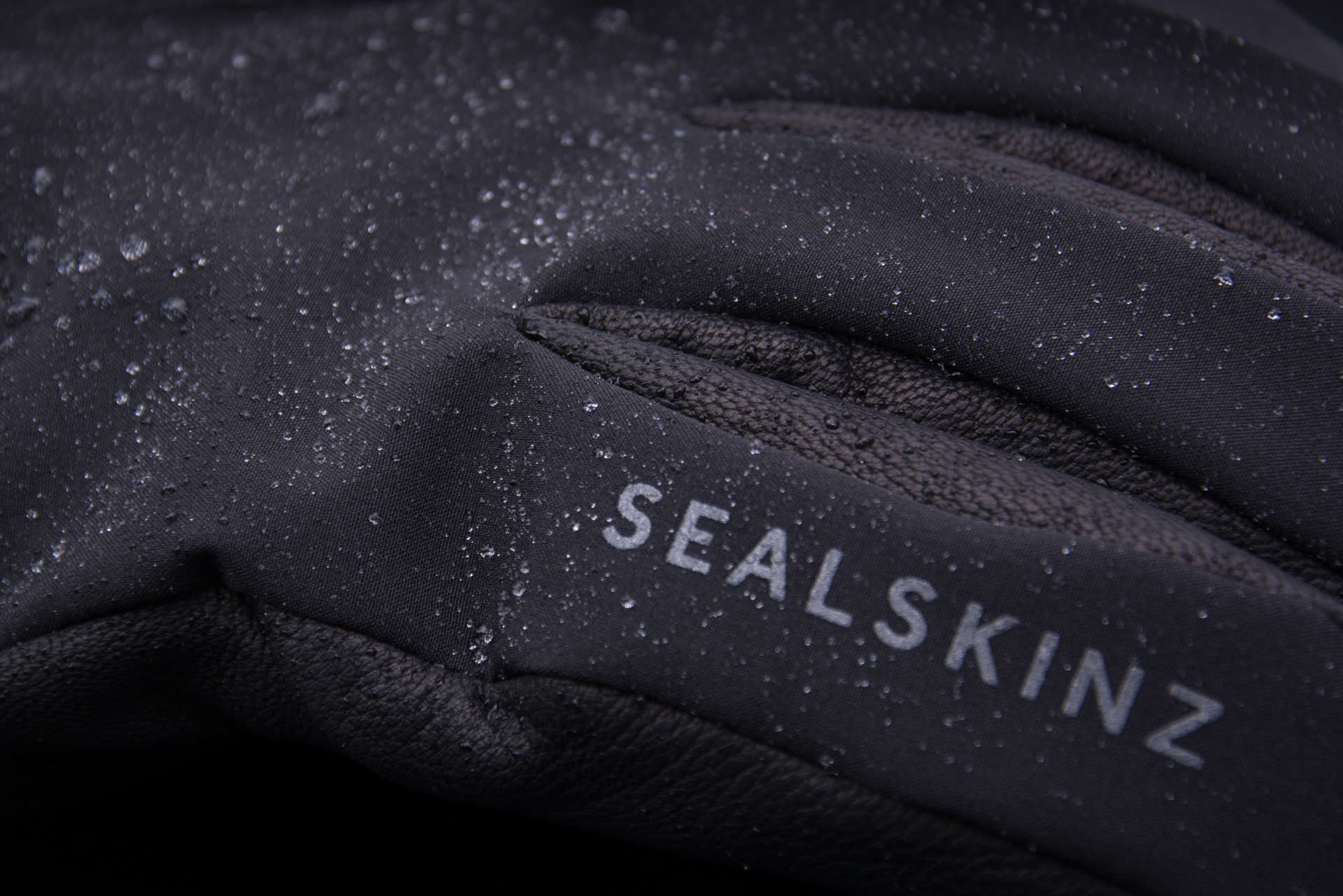 Sealskinz Cold Weather Heated Cycle Fietshandschoenen Zwart/Rood Unisex