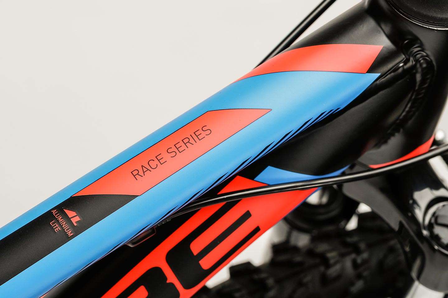 Cube Kid 240 Black´n´flashred´n´blue Kinder Mountainbike 24 inch koop je  bij Futurumshop.nl