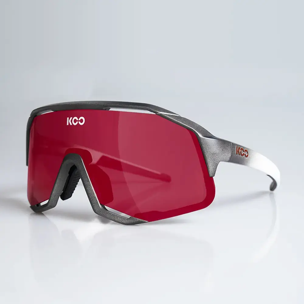 KOO DEMOS Strade Bianche Sport Zonnebril Grijs/Wit met Red Mirror Lens